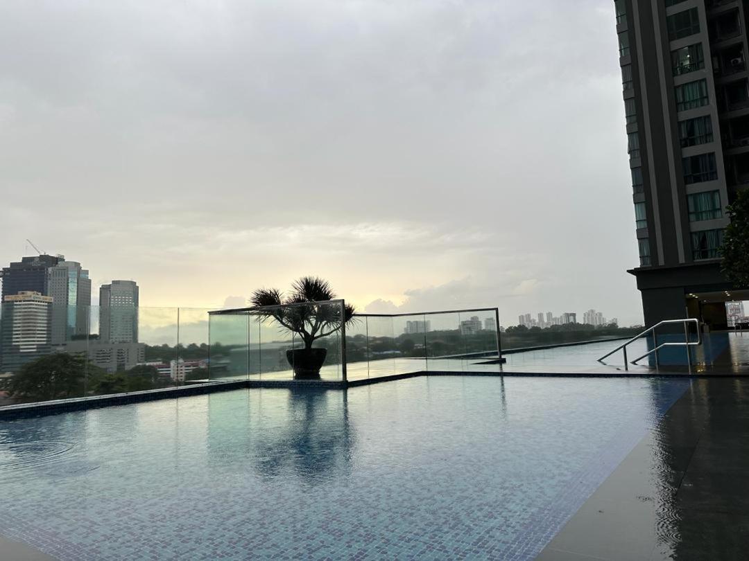 Sks Pavillion Cozy With Netflix Wifi Car Park Apartemen